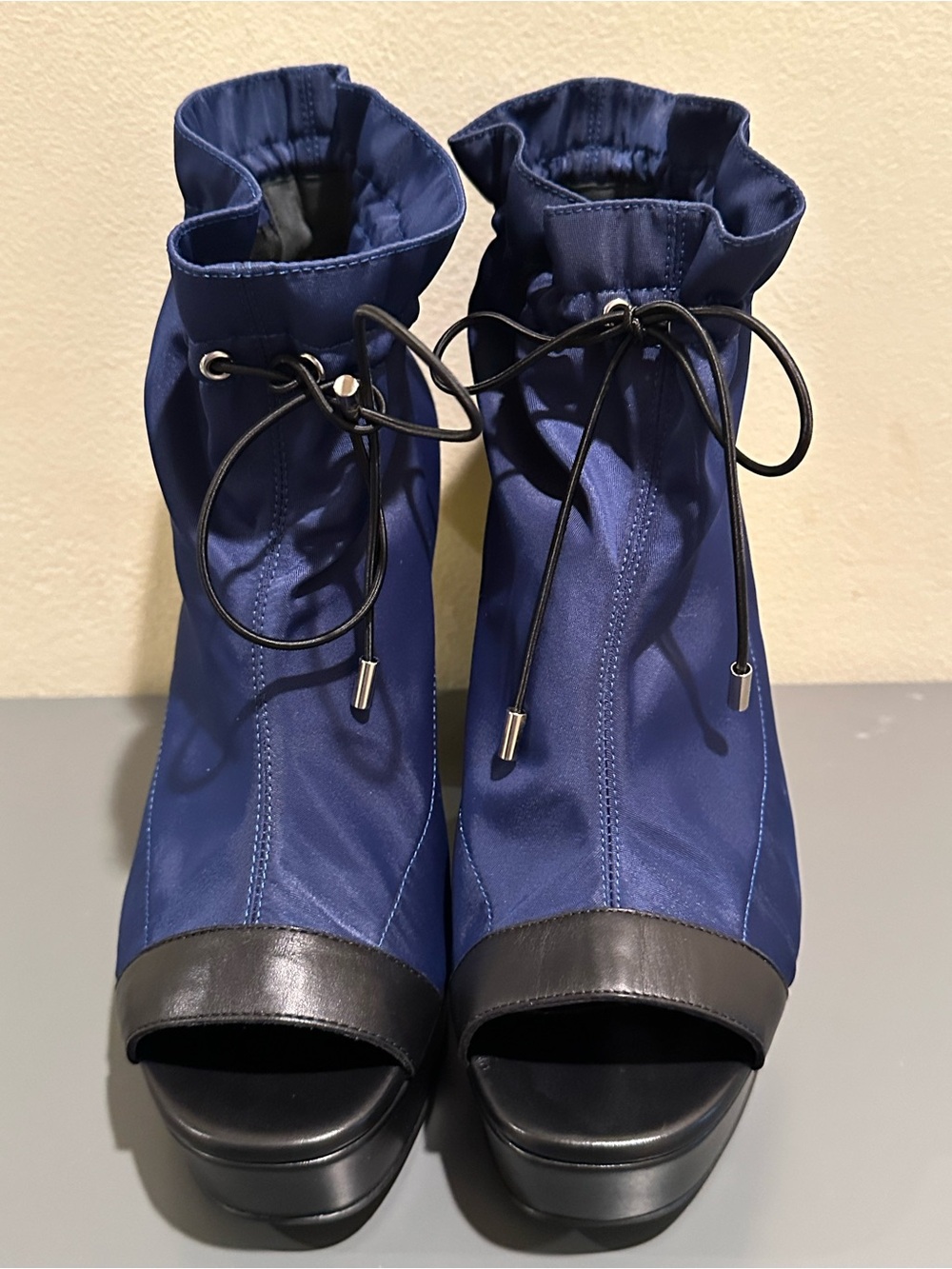 IRI NYC Blue Neoprene Abstract Yellow Mod Wave Ankle Boots / Peep Toe Size 39 - Picture 2 of 9
